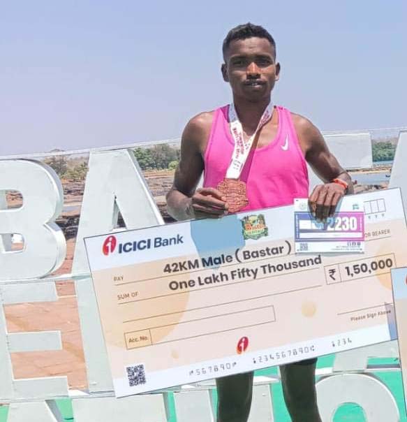 रायपुर : कोण्डागांव के युवा ने बस्तर हेरिटेज मैराथन में लहराया जीत का परचम