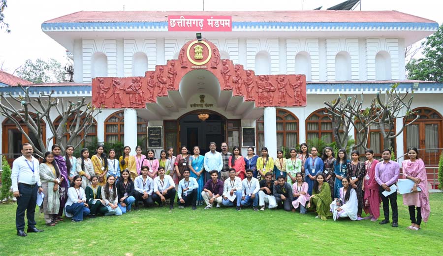 रायपुर : पहली बार महाविद्यालय के विद्यार्थियों ने किया लोकभवन का भ्रमण