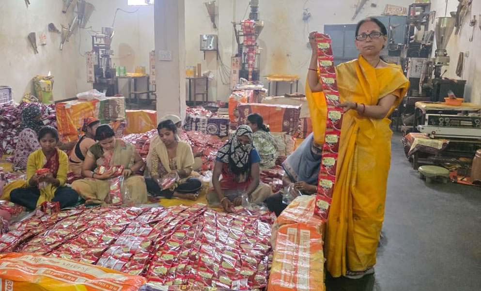 रायपुर : नारी शक्ति से औद्योगिक प्रगतिः पूनम जायसवाल ने 20 महिलाओं को दिया रोजगार, बनीं आत्मनिर्भरता की मिसाल