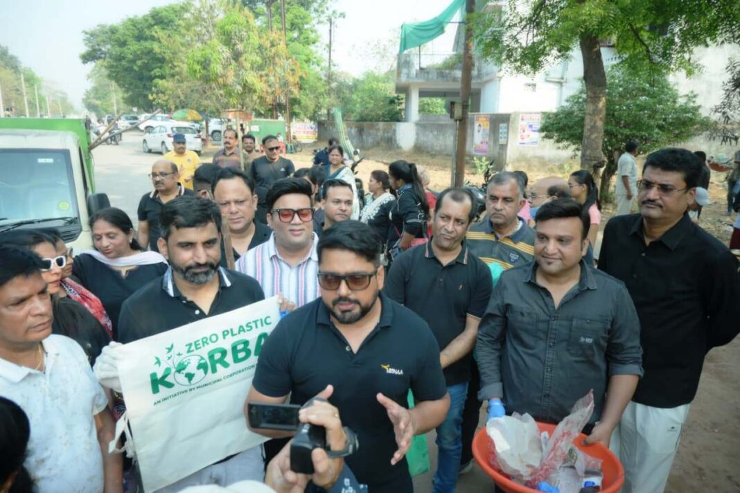 KORBA : मंगल की मस्ती – स्वास्थ्य एवं स्वच्छता का संगम : महाराणा प्रताप उद्यान में आयुक्त आशुतोष पाण्डेय ने सर्वमंगल टीम के साथ किया संगीतमय योगा प्राणायाम, सफाई कार्य में दिया श्रमदान