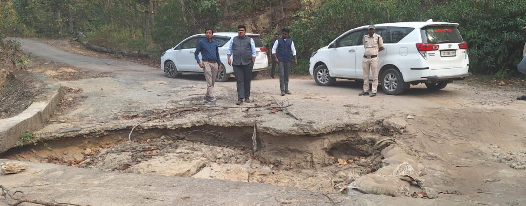 KORBA : कलेक्टर ने रुकवाया अपना वाहन, क्षतिग्रस्त सड़क देखकर दिए तत्काल मरम्मत के निर्देश