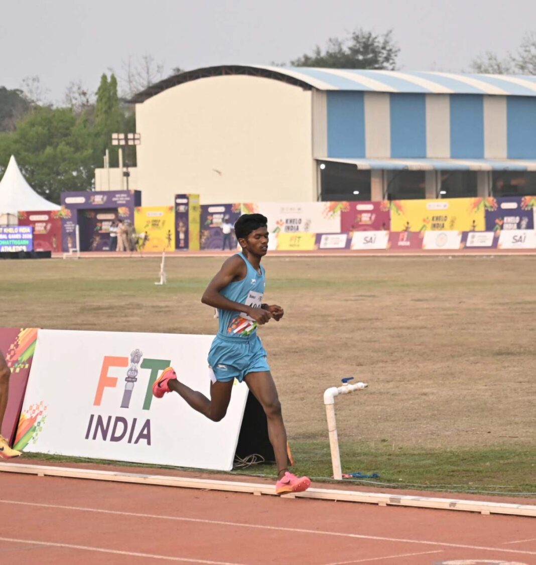 रायपुर : ख़ुद से सीखने वाले सूरज माशी ने उधार के स्पाइक्स पहन जीता 5000 मीटर का रजत पदक