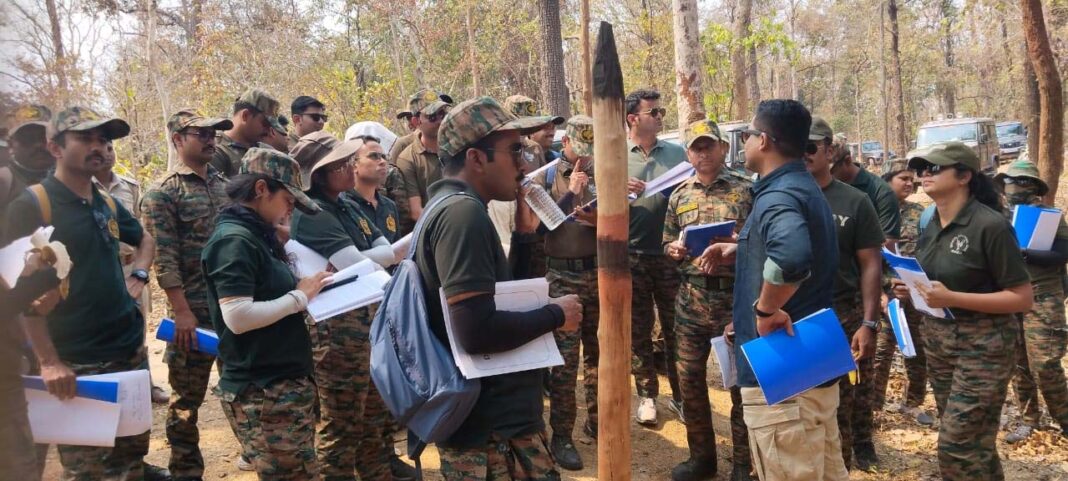 रायपुर : प्रशिक्षु आईएफएस अधिकारियों ने लघु वनोपजों से उत्पाद बनाने की प्रक्रिया देखी