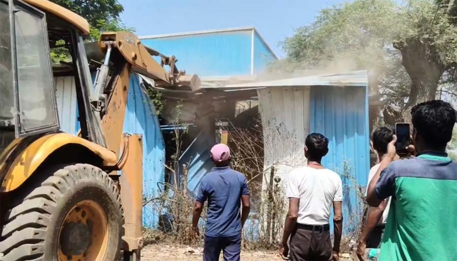 रायपुर : जिला प्रशासन द्वारा अतिक्रमण हटाने की गई कार्रवाई की गई