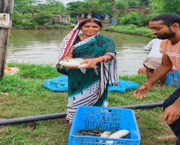 रायपुर : स्व-सहायता समूह से बदली नील की किस्मत, बनीं ‘लखपति दीदी’