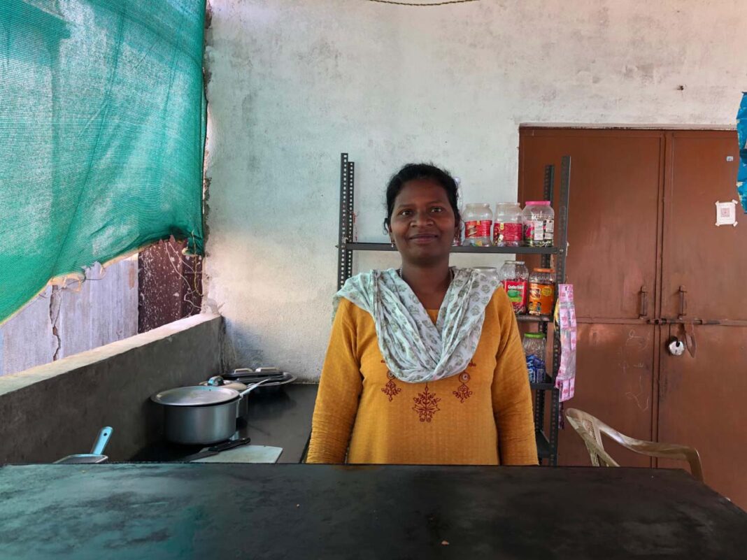 रायपुर : ग्रामीण आजीविका मिशन से जुड़कर रश्मि तिर्की बनीं ‘लखपति दीदी’, स्वरोजगार से सशक्त हो रही ग्रामीण महिलाएं