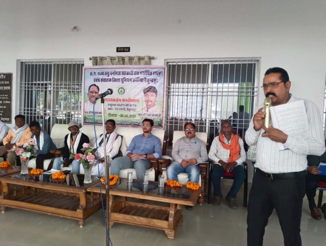 रायपुर : तेन्दूपत्ता संग्रहण से पहले शाखा-कर्तन कार्य के लिए कार्यशाला