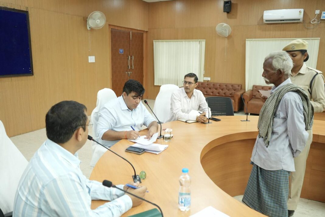 KORBA : कलेक्टर ने सुनी आमजनों की समस्याएं, त्वरित कार्रवाई के दिए निर्देश