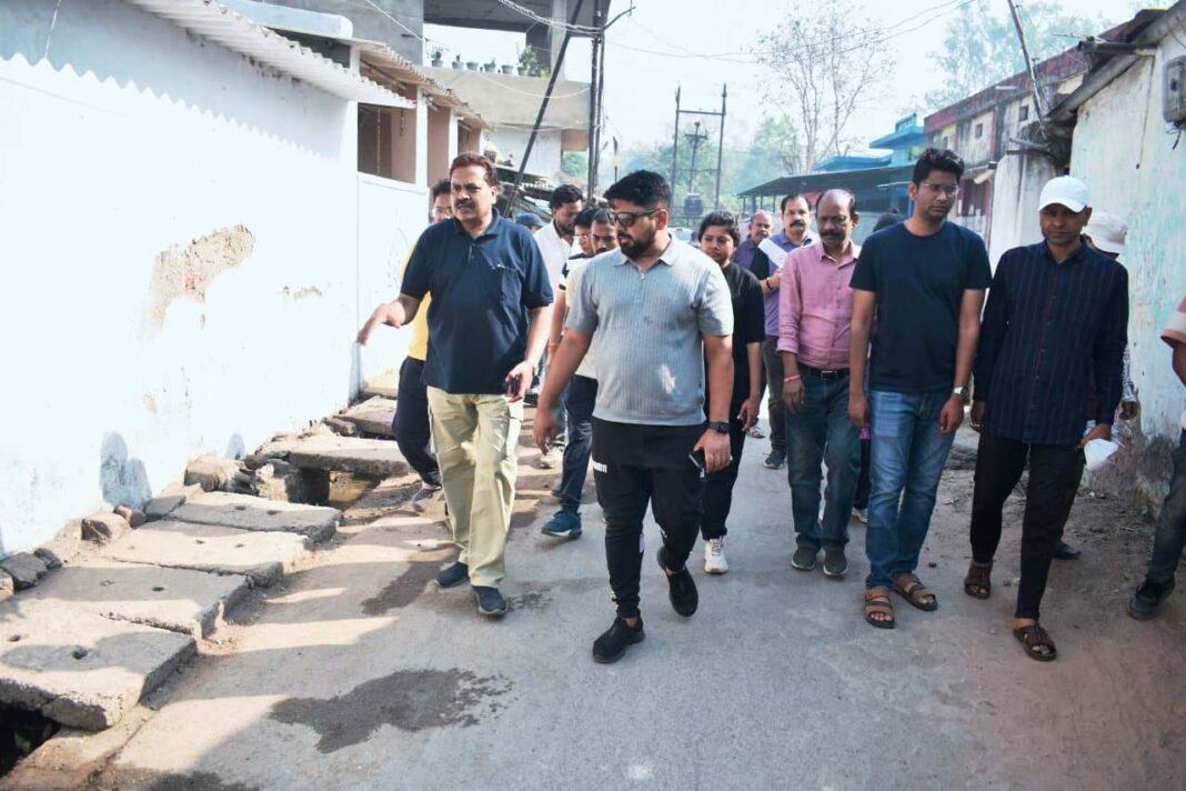 KORBA : स्वच्छता महाअभियान : आयुक्त पहुंचे कोसाबाड़ी एवं पं.रविशंकर नगर जोन के वार्डो में पैदल भ्रमण कर सफाई कार्यो का किया निरीक्षण