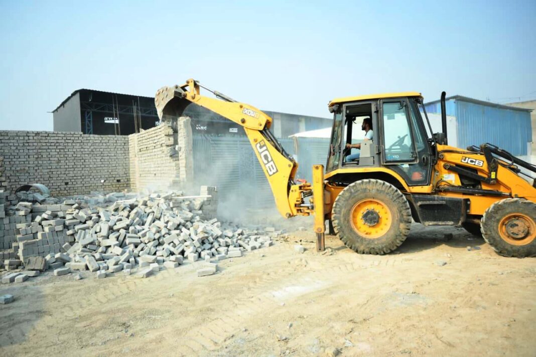 कोरबा में प्रशासन ने अवैध कारोबारियों पर सख्त प्रहार कर अवैध कबाड़ ठिकानों को किया नेस्तनाबूद