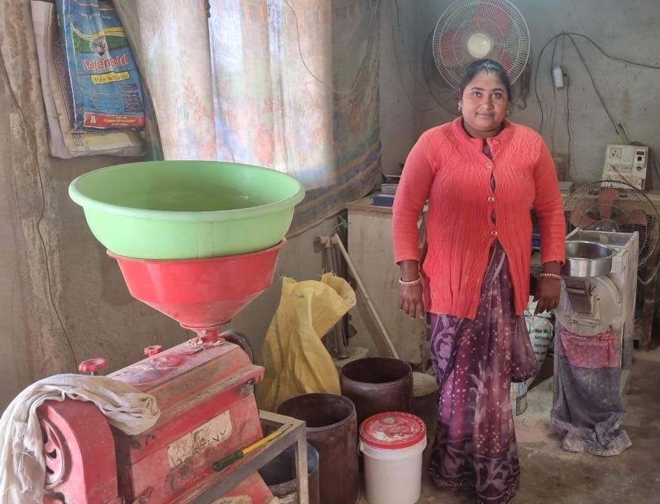 रायपुर : महतारी वंदन योजना से आटा चक्की खरीदकर शुरू किया स्वरोजगार