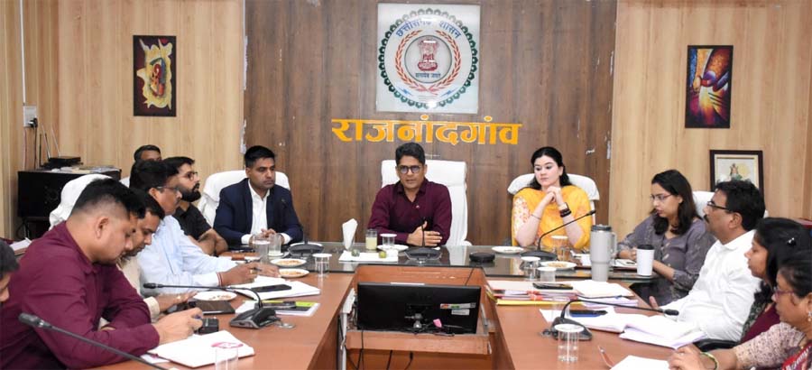 रायपुर : प्रभारी सचिव ने जिला अधिकारियों की समीक्षा बैठक ली