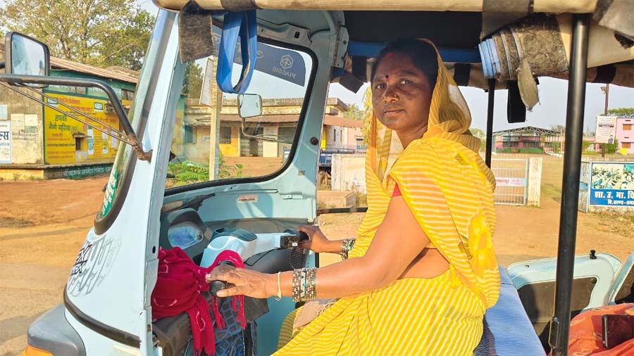 रायपुर : ई-रिक्शा संचालन से बनीं आत्मनिर्भर