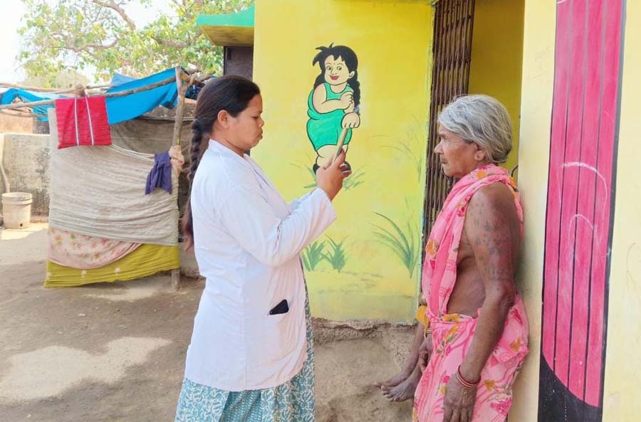 रायपुर : आयुष्मान और वय वंदन कार्ड वितरण में प्रदेश का अग्रणी जिला बना बस्तर