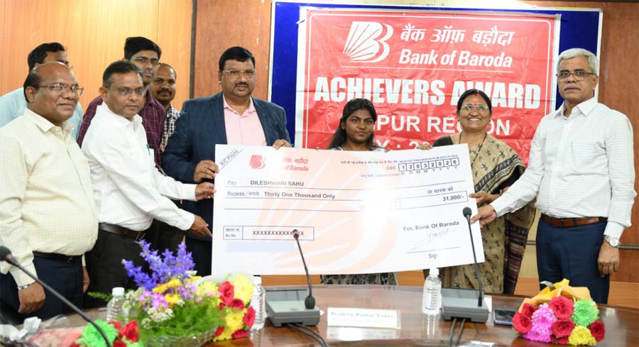 रायपुर : कृषि विश्वविद्यालय के तीन मेधावी छात्रों को बैंक ऑफ बड़ौदा अचीवर्स अवॉर्ड -2026 से सम्मानित