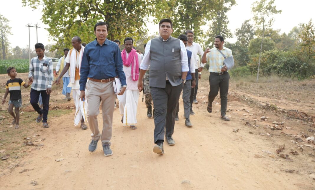 KORBA : किसानों के खेतों में उतरे कलेक्टर के कदम, मूंगफली-उड़द और मक्का की फसल का किया अवलोकन