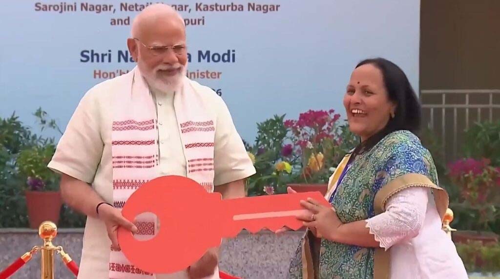BREAKING: PM मोदी ने दिल्ली में ₹15200 करोड़ के GPRA प्रोजेक्ट का उद्घाटन, 2722 नए बने फ्लैट की चाबी महिलाओं को सौंपी