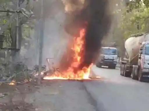 कोरबा: बोलेरो वाहन में अचानक लगी आग, ड्राइवर की सूझबूझ से बची 7 महिलाओं की जान