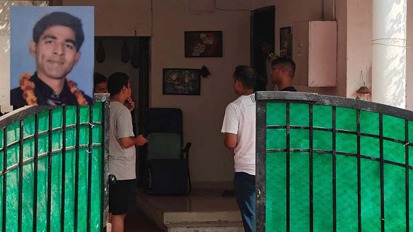 CG NEWS: रायपुर में एयरफोर्स के विंग कमांडर ने सुसाइड किया, घर के अंदर फांसी पर लटकती मिली लाश, हरियाणा के रहने वाले थे, दूसरे कमरे में दोनों बच्चे सो रहे थे, पत्नी काम के सिलसिले में दिल्ली गई हुई थीं; जांच में जुटी पुलिस