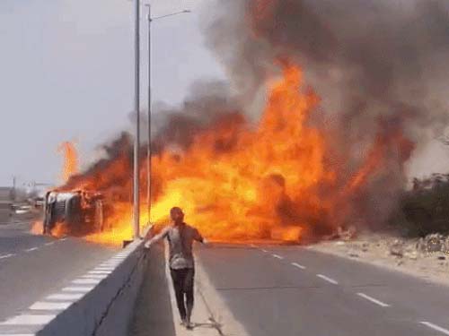 राजस्थान: जैसलमेर-जामनगर नेशनल हाईवे पर एथेनॉल से भरा टैंकर पलटा, भीषण आग लगी, सड़क पर 200 मीटर तक लपटें फैली; ड्राइवर जिंदा जला, भाई ने कूदकर जान बचाई