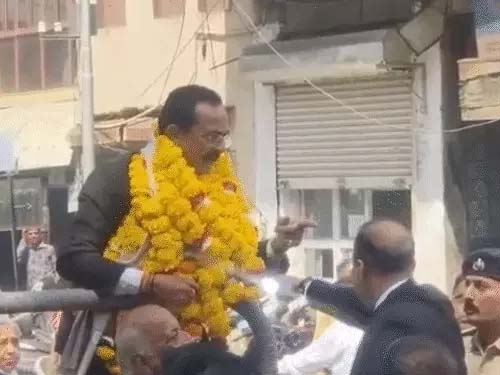 गुजरात: विजयी जुलूस निकाल रहे वकील और डिस्ट्रिक्ट जज के बीच तीखी बहस, कोर्ट की कार्यवाही रुकी, जज ने बाहर आकर कहा- शोर ना करें; वकील ने उंगली दिखाते हुए कहा- आप जाकर अपनी कुर्सी संभालिए