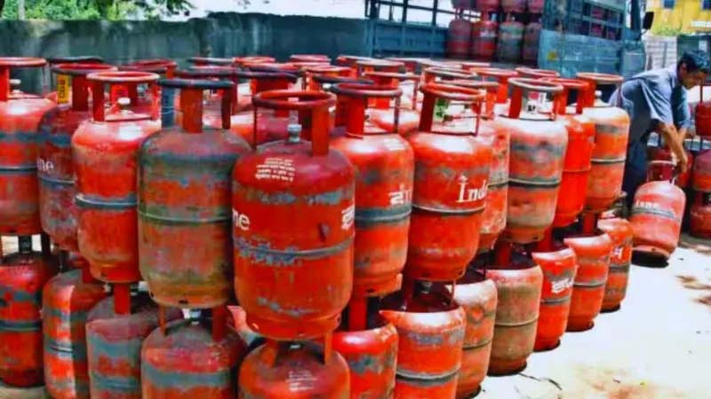 BIG NEWS: ईरान जंग का असर- देशभर में LPG की किल्लत, एजेंसी के बाहर लंबी लाइनें, UP-बिहार में पुलिस सुरक्षा में सिलेंडर बंट रहे, अयोध्या में राम रसोई बंद