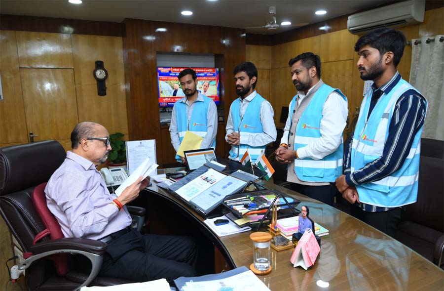 रायपुर : राज्यपाल डेका से फिल परमार्थ आश्रम के संस्थापक ने की भेंट