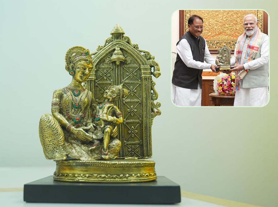 रायपुर : प्रभु श्रीराम के आदर्शों से प्रेरित छत्तीसगढ़ : मुख्यमंत्री साय ने प्रधानमंत्री नरेंद्र मोदी को बेल मेटल निर्मित ‘माता कौशल्या के राम’ कलाकृति की भेंट