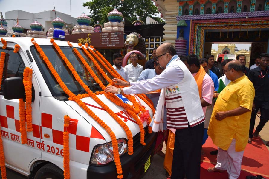 रायपुर : राज्यपाल डेका ने श्री जगन्नाथ मंदिर ट्रस्ट को सौंपी एम्बुलेंस की चाबी