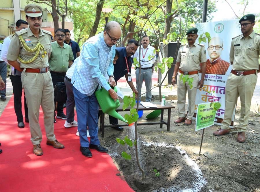 रायपुर : राज्यपाल रमेन डेका ने ली रायपुर जिले में विकासखंड स्तरीय समीक्षा बैठक