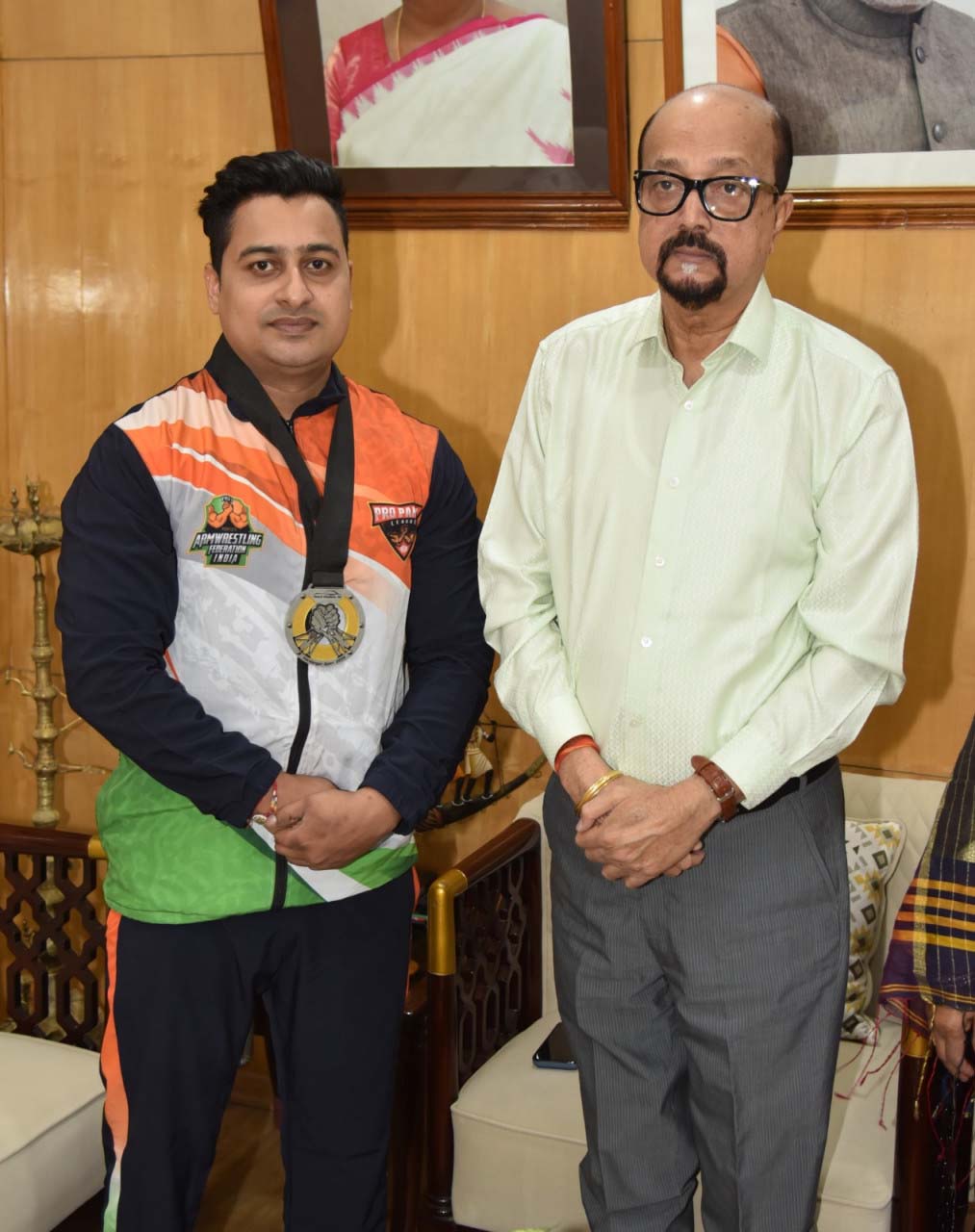 रायपुर : राज्यपाल डेका ने स्वर्ण पदक विजेता आर्मरेसलर श्रीमंत झा को दी बधाई