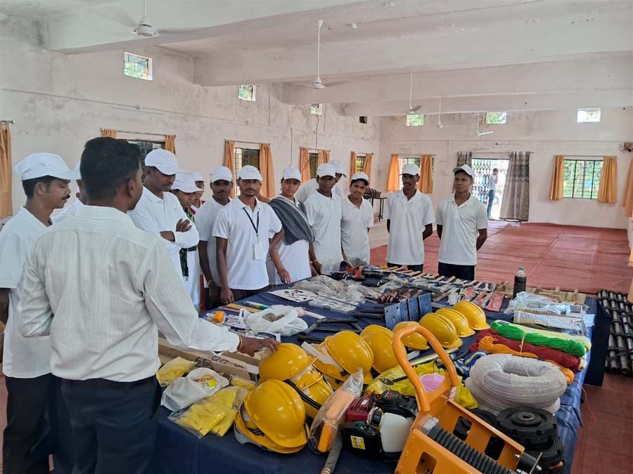 रायपुर : विशेष लेख : कभी बंदूक अब रोज़गार : आत्मसमर्पित माओवादियों का आजीविकामूलक गतिविधियों से सुधर रहा भविष्य