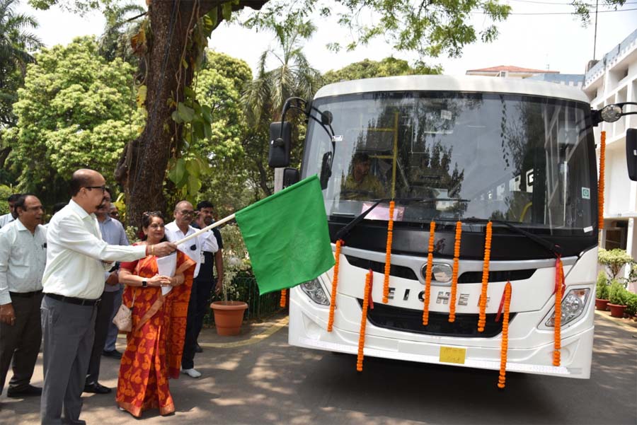रायपुर : राज्यपाल डेका ने खैरागढ़ विश्वविद्यालय की नई बस को दिखाई हरी झंडी