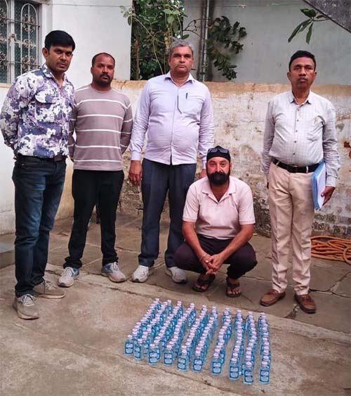 रायपुर : रिहायशी मकान से महाराष्ट्र निर्मित ‘संत्री’ शराब बरामद