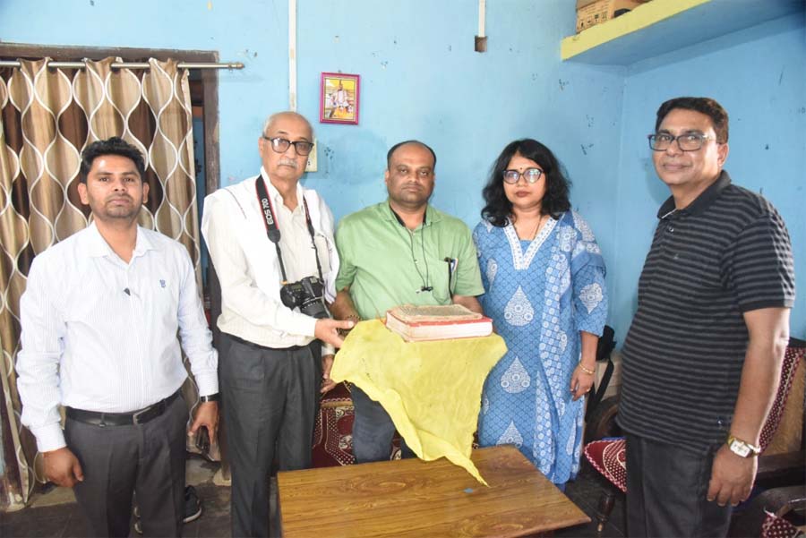 रायपुर : पाँच पीढ़ियों से सहेजी गई सांस्कृतिक विरासत आई सामने, झिरमिट्टी में मिली 250 वर्ष पुरानी पांडुलिपि