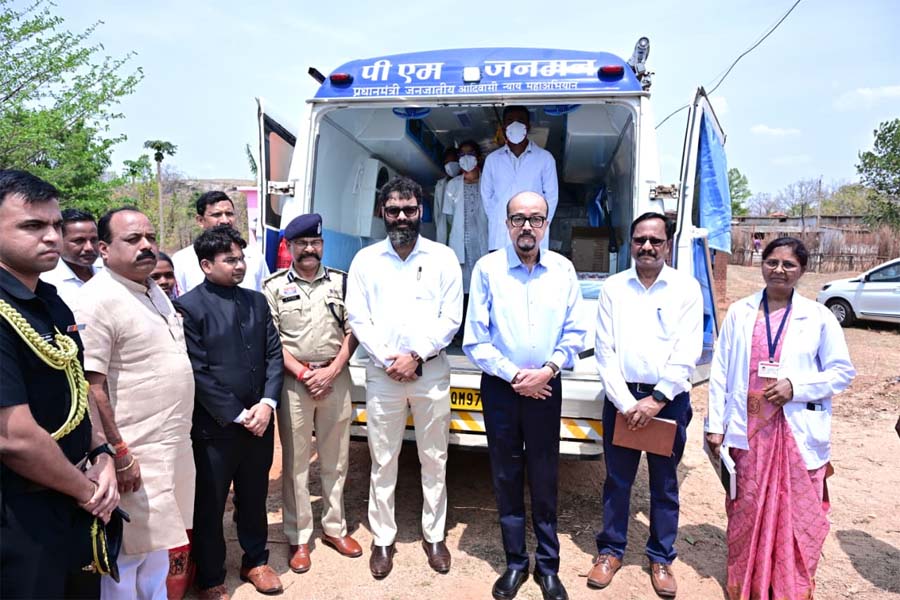 रायपुर : राज्यपाल रमेन डेका ने बेहराखार में पीएम जनमन अंतर्गत संचालित मोबाइल मेडिकल यूनिट का किया अवलोकन