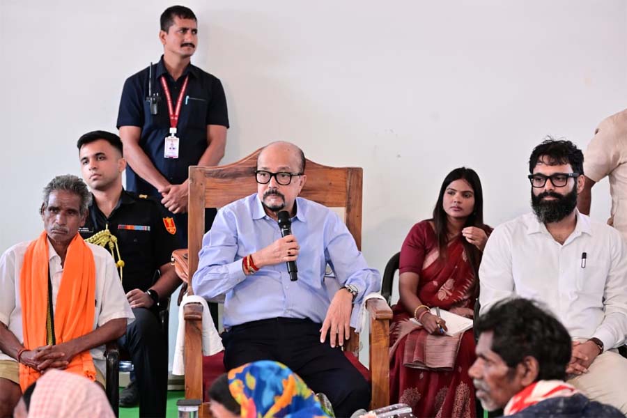 रायपुर : राज्यपाल रमेन डेका ने ग्राम बेहराखार जाकर विशेष पिछड़ी जनजाति बिरहोर समुदायों से की आत्मीय मुलाकात