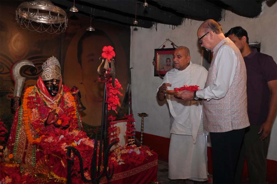 रायपुर : राज्यपाल रमेन डेका सोगड़ा आश्रम पहुंचे मां काली की पूजा अर्चना कर प्रदेशवासियों की सुख समृद्धि और खुशहाली की कामना की