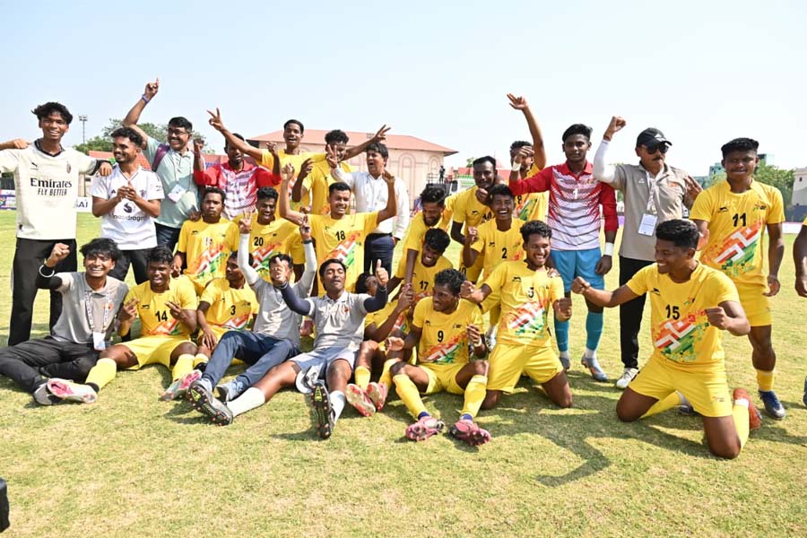 रायपुर : फुटबॉल में छत्तीसगढ़ को रजत पदक : फाइनल में कड़े मुकाबले में पश्चिम बंगाल से 0-1 से मिली हार