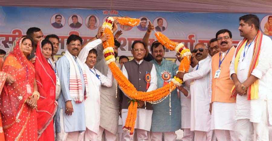 रायपुर : छत्तीसगढ़ में सामूहिक विवाह बना सामाजिक एकता का उत्सव, मुख्यमंत्री ने 13 नवदंपतियों को दिया आशीर्वाद