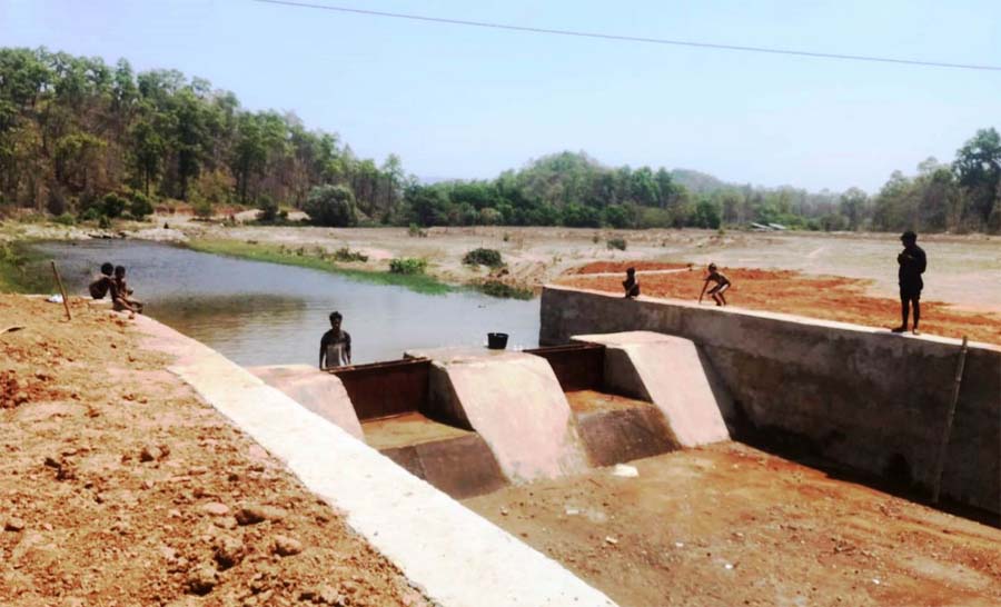 रायपुर : चेकडैम बना ग्रामीण आत्मनिर्भरता का मजबूत आधार, जल संरक्षण से बदली खेती की तस्वीर