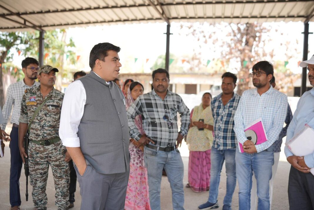 KORBA : कलेक्टर ने मखनपुर में जर्जर भवन तोड़ने के दिए निर्देश, अपूर्ण निर्माण कार्य पर होगी कार्रवाई