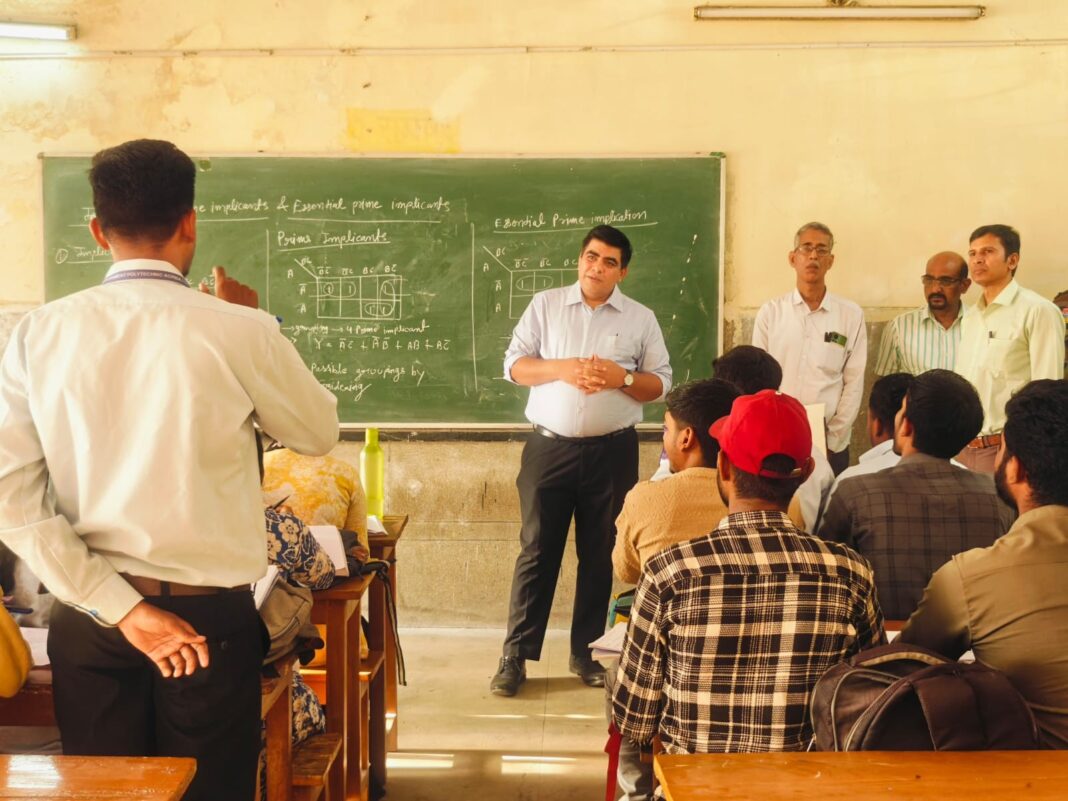 KORBA : कलेक्टर कुणाल दुदावत ने शासकीय पॉलिटेक्निक कॉलेज कोरबा का किया निरीक्षण, अव्यवस्थाओं पर नाराज़गी, त्वरित सुधार के निर्देश