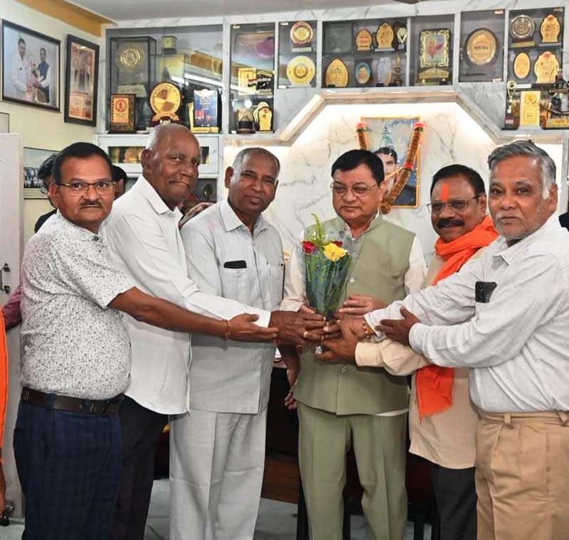 रायपुर : उद्योग मंत्री देवांगन के जन्मदिन पर बधाई देने कार्यकर्ताओं एवं आम नागरिकों का उमड़ा हुजूम, जगह-जगह अभिनंदन एवं स्वागत