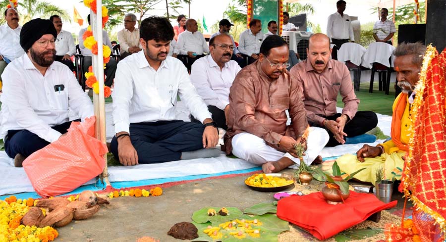 रायपुर : कृषि मंत्री नेताम ने मिट्टी एवं बीजों की पूजा की और ट्रैक्टर चलाकर बीजों की बुआई की