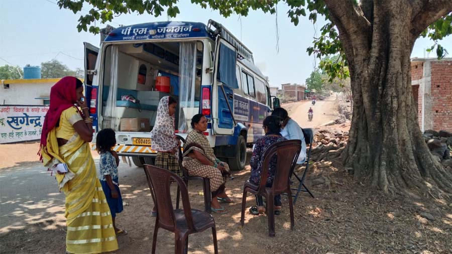 रायपुर : मोबाईल मेडिकल यूनिट बनी विशेष पिछडी जनजाति क्षेत्र के लिए संजीवनी