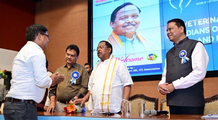 रायपुर : पशु चिकित्सा एवं पशुपालन विज्ञान में डॉ. भीष्मदेव साहू को “डॉ सी एम सिंह नेशनल एक्सीलेंस अवार्ड