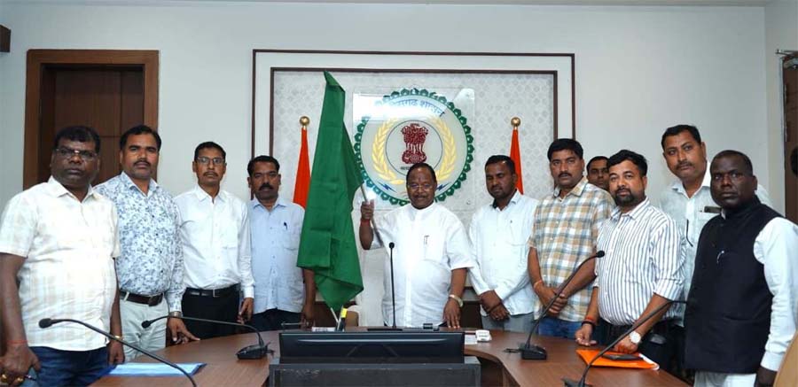 रायपुर : मंत्री नेताम ने बलरामपुर जिले के लिए वर्चुअल रूप से 9 नई एम्बुलेंस को दिखाई हरी झंडी