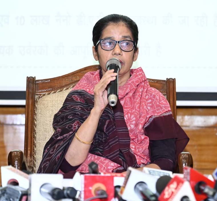 रायपुर : प्रमुख सचिव, कृषि विभाग, शहला निगार एवं संचालक खाद्य एवं आपूर्ति, डॉ फरिहा आलम सिद्दीकी तथा Oil Companies के अधिकारी आज स्थानीय सर्किट हाउस में पत्रकार वार्ता को सम्बोधित करते हुए