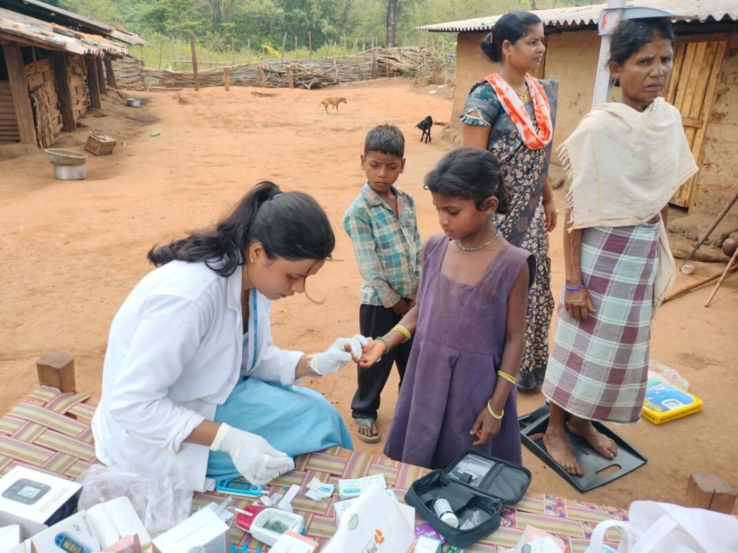 रायपुर : विशेष लेख : 11 किमी की दूरी नहीं बनी बाधा, स्वास्थ्य टीम पहुंची लोहागांव के हर दरवाजे तक
